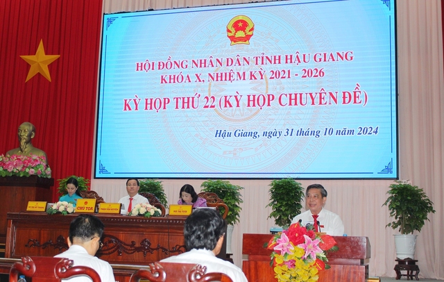 Ông Đồng Văn Thanh phát biểu tại kỳ họp 22 HĐND tỉnh Hậu Giang (ảnh: Thế Sự)