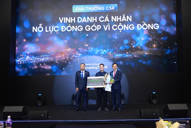 Anh Nguyễn Trường Xa (giữa) nhận giải thưởng CSR vinh danh cá nhân nỗ lực đóng góp vì cộng đồng