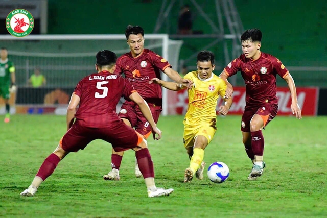 Bảng xếp hạng vòng 8 V-League: HAGL bị lấy mất tốp 3, Bình Dương tụt dốc - Ảnh 1.