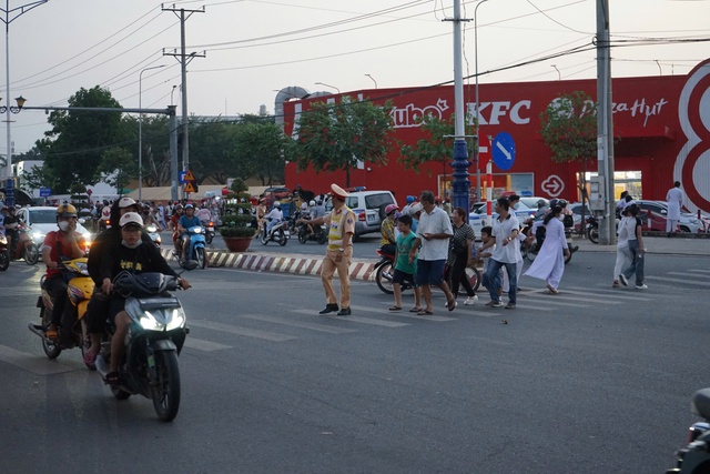 Dòng người tập trung về Tây Ninh dự lễ 100 năm thành lập đạo Cao Đài- Ảnh 2.