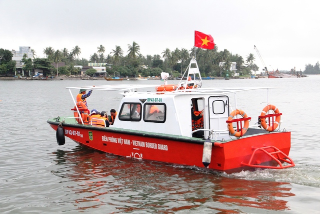 Phà hỏng, Biên phòng Quảng Nam dùng ca nô đưa đón hàng ngàn người dân xã đảo- Ảnh 3.