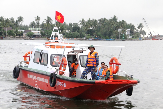 Phà hỏng, Biên phòng Quảng Nam dùng ca nô đưa đón hàng ngàn người dân xã đảo- Ảnh 5.