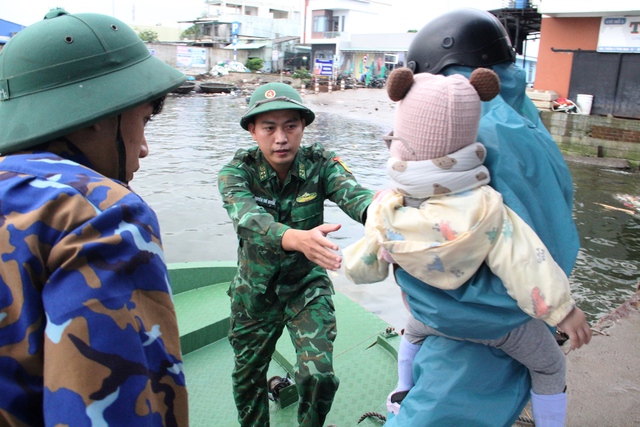 Phà hỏng, Biên phòng Quảng Nam dùng ca nô đưa đón hàng ngàn người dân xã đảo- Ảnh 1.