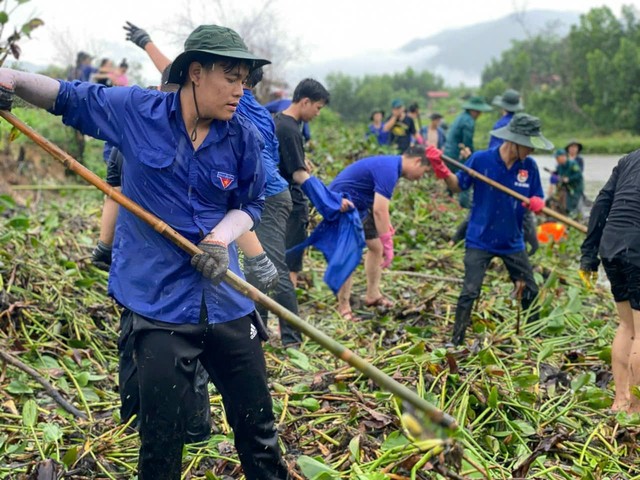 Đà Nẵng: Người trẻ dầm mình khơi thông cống rãnh giúp dân thoát cảnh ngập lụt- Ảnh 1.