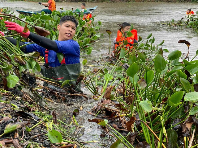 Đà Nẵng: Người trẻ dầm mình khơi thông cống rãnh giúp dân thoát cảnh ngập lụt- Ảnh 2.