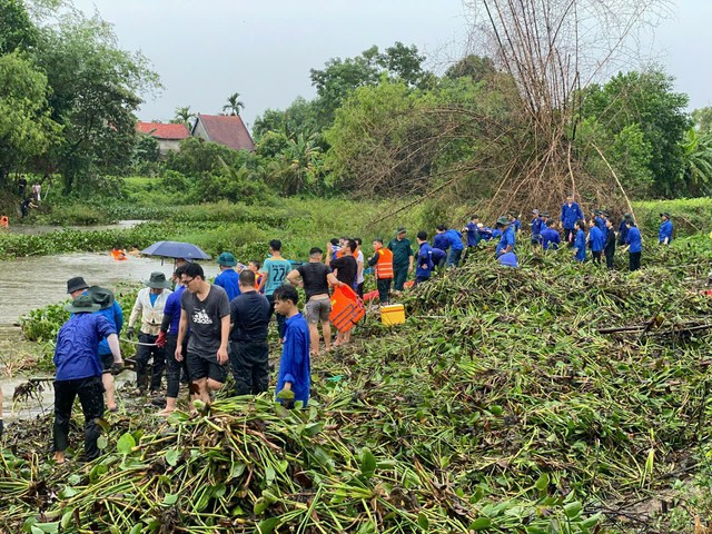 Đà Nẵng: Người trẻ dầm mình khơi thông cống rãnh giúp dân thoát cảnh ngập lụt- Ảnh 3.