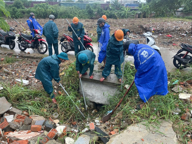 Đà Nẵng: Người trẻ dầm mình khơi thông cống rãnh giúp dân thoát cảnh ngập lụt- Ảnh 4.