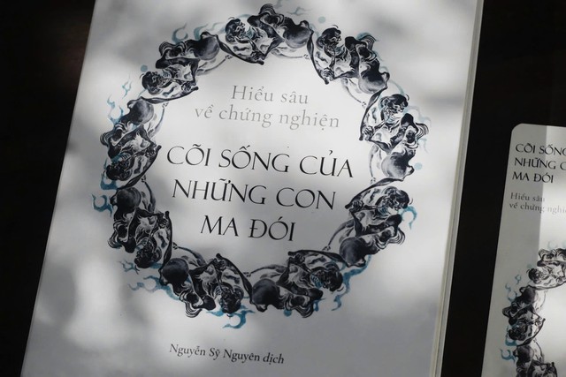 Đọc 'Cõi sống của những con ma đói' chữa lành vết thương- Ảnh 1.