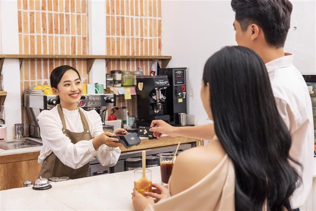 SmartPOS và SoftPOS: hai giải pháp thanh toán không tiền mặt cho tiểu thương, hộ kinh doanh- Ảnh 1.