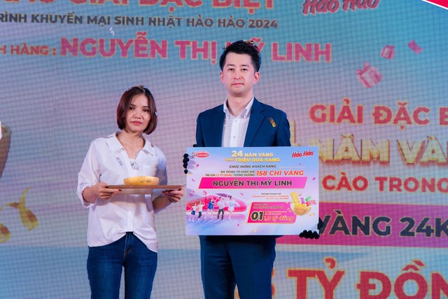 Đại diện Hảo Hảo trao giải đặc biệt tô vàng 24k trị giá 1,3 tỉ đồng đến chủ nhân may mắn