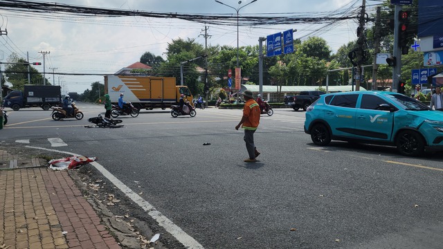 Thiếu niên chạy xe máy tử vong sau va chạm với ô tô- Ảnh 1.