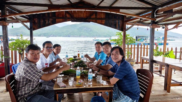 Một ngày ở lồng bè vịnh Nha Trang- Ảnh 2.