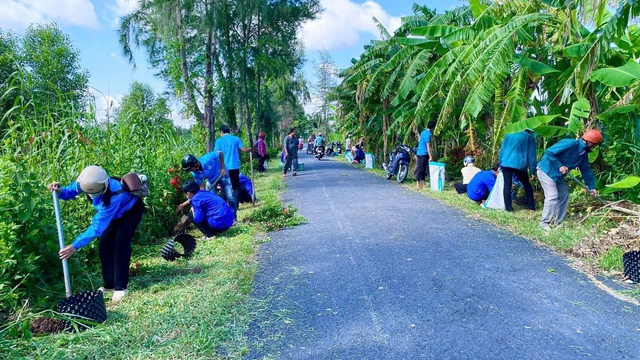 Thanh niên Cà Mau tham gia tái hiện sự kiện 200 ngày tập kết ra Bắc- Ảnh 2.