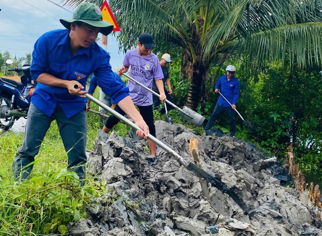 Thanh niên Cà Mau tham gia tái hiện sự kiện 200 ngày tập kết ra Bắc- Ảnh 1.