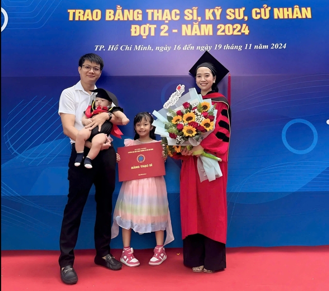 Em bé 5 tháng tuổi mặc đồ tốt nghiệp, cùng mẹ nhận bằng thạc sĩ- Ảnh 4.