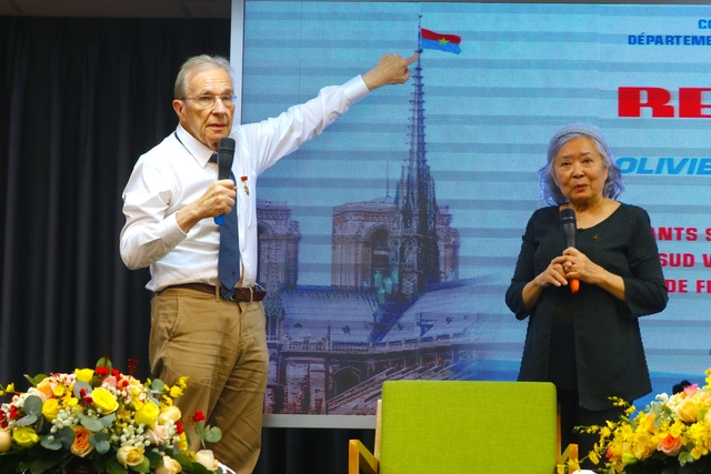 TP.HCM: 2 người Thụy Sĩ kể chuyện treo cờ giải phóng trên đỉnh nhà thờ Đức Bà ở Paris- Ảnh 3.