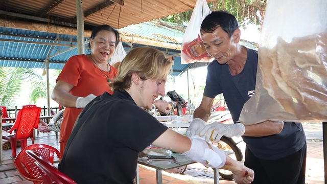 Phía sau chuyện vợ chồng già băng bó vết thương cho anh Tây- Ảnh 1.