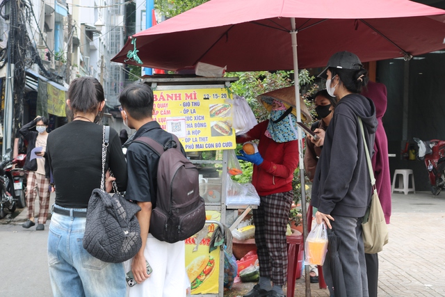 Dinh dưỡng của sinh viên ở TP.HCM: Ăn hàng quán, bỏ bữa... đủ sức học không?- Ảnh 1.