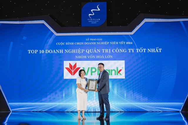 Bà Lưu Thị Thảo - Phó tổng giám đốc Thường trực kiêm Giám đốc Điều hành Cao cấp VPBank nhận giải Top 10 Doanh nghiệp nhóm vốn hóa lớn có Quản trị công ty tốt nhất