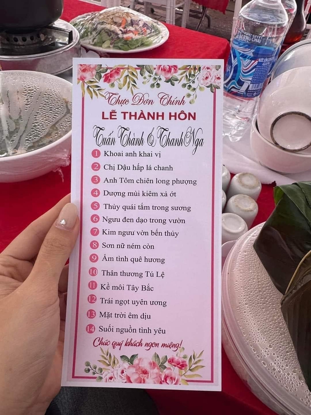 Cặp đôi đãi tiệc cưới toàn món lạ, chưa ai nghe bao giờ như: 'Thủy quái tắm trong sương'- Ảnh 1.