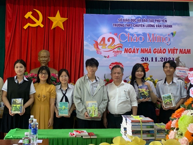 'Lạ đời' chuyện thầy cô tặng quà cho học sinh nhân ngày Nhà giáo Việt Nam- Ảnh 1.