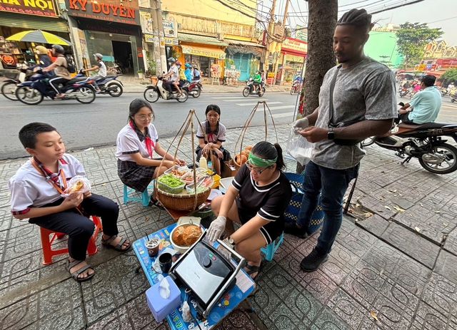 Gánh bánh mì ‘đậm vị tình yêu’ của chàng trai Cuba và cô gái Việt- Ảnh 1.