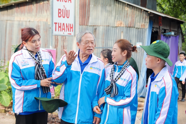 Thầy Kiều Tuân thăm hỏi chiến sĩ Mùa hè xanh ở địa bàn tỉnh