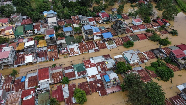 Nước lũ cao hơn 4 m gây ngập hàng ngàn ngôi nhà ở Philippines- Ảnh 1.