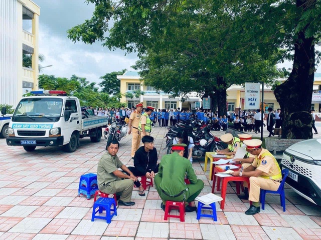 Quảng Ngãi: CSGT bí mật ghi hình học sinh vi phạm luật giao thông- Ảnh 2.