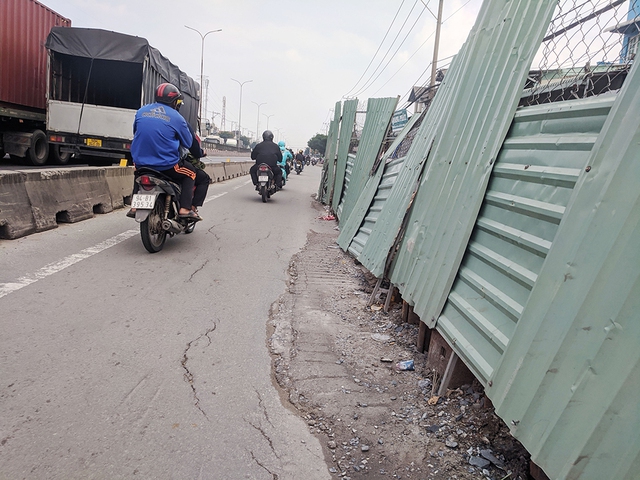 Lô cốt choán đường quá lâu ở Bình Tân- Ảnh 1.