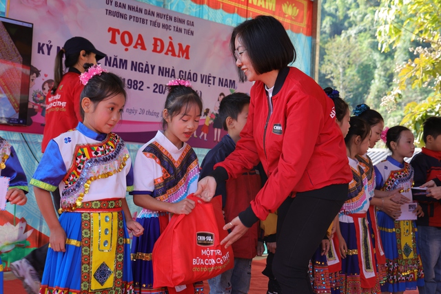 Đại diện nhãn hàng CHIN-SU trao quà tặng các em học sinh Trường Tiểu học Tân Tiến, Bản Pe, Lạng Sơn trong ngày 20.11