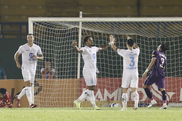 Xuân Son chơi bùng nổ với cú hat-trick tại sân Bình Dương