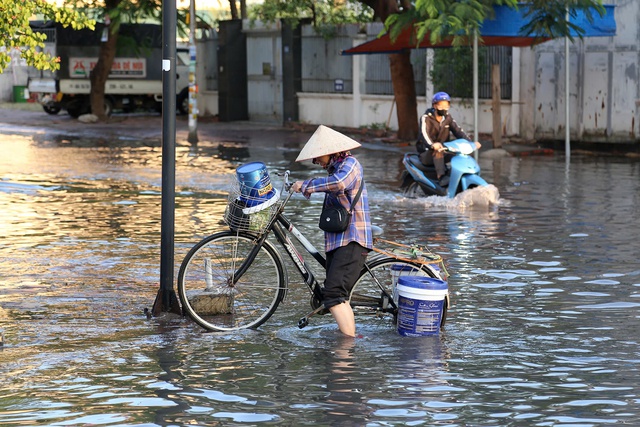 Triều cường gây ngập đường phố Hạ Long: 'Người dân phải sống khổ đến bao giờ?'- Ảnh 3.