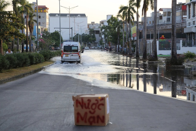 Triều cường gây ngập đường phố Hạ Long: 'Người dân phải sống khổ đến bao giờ?'- Ảnh 7.