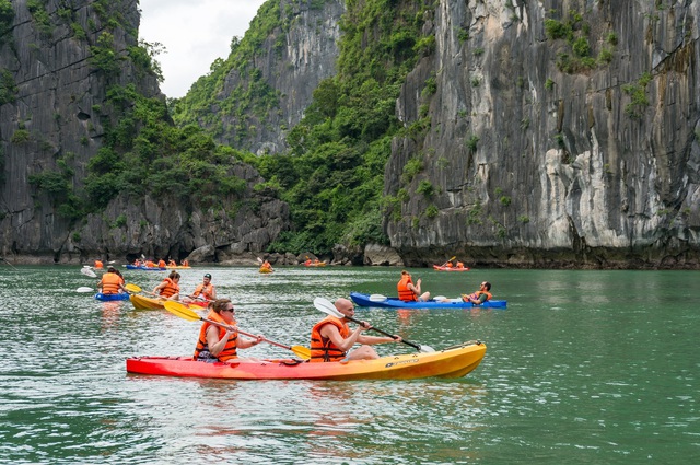 Dừng chèo kayak trên vịnh Lan Hạ: Doanh nghiệp than bị 'đánh úp', chính quyền nói gì?- Ảnh 1.