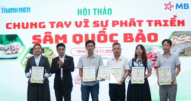 Đại diện Dược phẩm Thái Minh (thứ hai từ phải sang) nhận chứng nhận đồng hành cùng Hội thảo