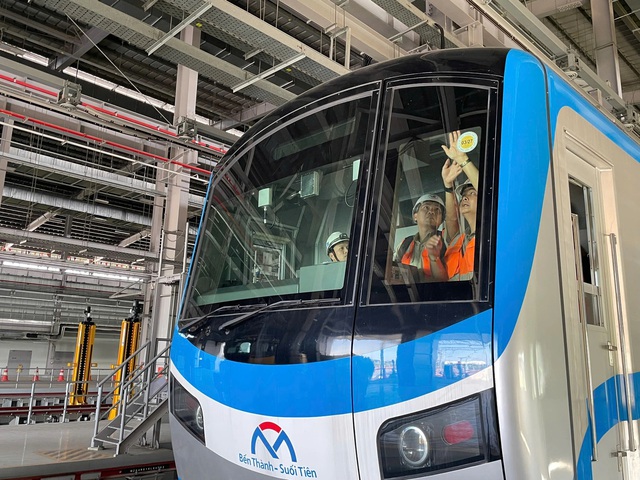 Người dân TP.HCM nóng lòng chờ đi metro số 1- Ảnh 2.