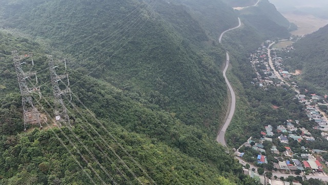 Thi công trong điều kiện rất khó khăn do địa hình núi đá, cao. Vị trí cột 370 đường dây 500 kV Sơn La - Hòa Bình cao gần 500 m so với mặt đường quốc lộ. ẢNH: EVNNPT