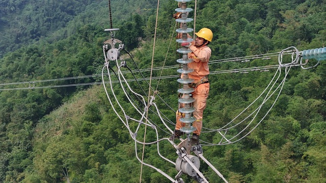 Thay sứ tại vị trí 354, đường dây 500 kV Sơn La - Hòa Bình. Ảnh: EVNNPT