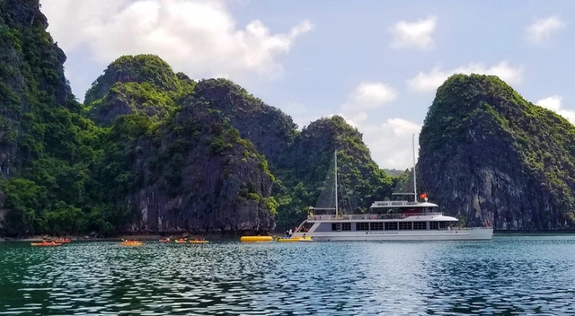 Dừng chèo kayak trên vịnh Lan Hạ: Doanh nghiệp than bị 'đánh úp', chính quyền nói gì?- Ảnh 2.