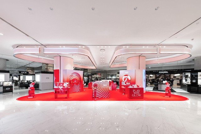 Cửa hàng pop-up của SK-II nổi bật tại sảnh Trung tâm Lotte Department Store