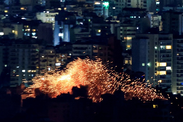 Israel tập kích rung chuyển Beirut, phóng tên lửa nổ sập tòa nhà 8 tầng- Ảnh 2.