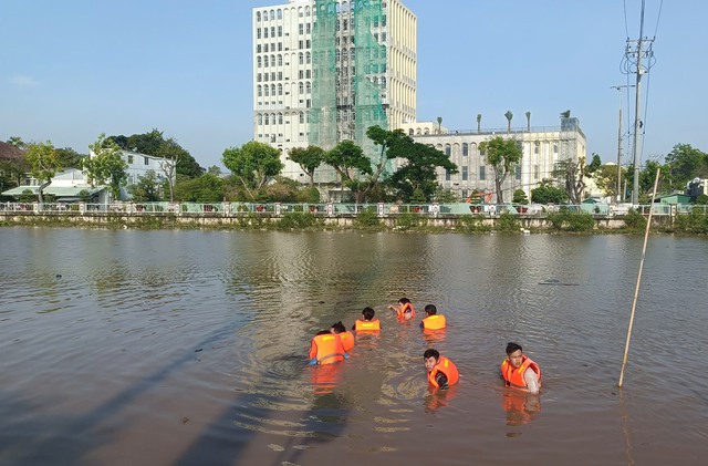 Người đàn ông bán dừa ngã xuống sông Bạc Liêu - Cà Mau tử vong- Ảnh 1.