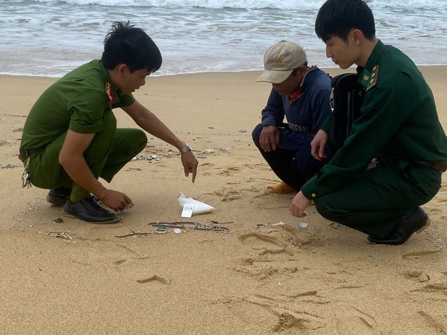 1.500 viên nén nghi ma túy dạt vào bờ biển Quảng Ngãi- Ảnh 1.