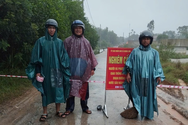 Nước lũ tràn về gây ngập nhiều nơi ở Quảng Ngãi- Ảnh 3.