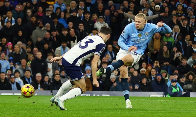 Man City thua khó tin Tottenham: HLV Pep Guardiola 'gục ngã', Haaland làm gì trên sân?- Ảnh 1.