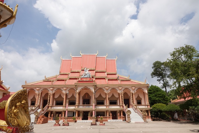 Độc đáo chùa Khmer miền Tây: Ngôi chùa có mộ cá voi hơn 10 tấn- Ảnh 1.