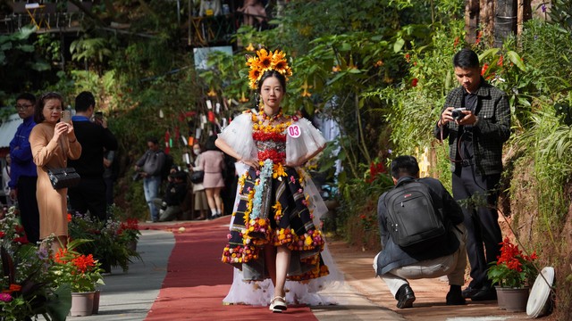 Thi thời trang hoa trước thềm Festival hoa Đà Lạt 2024- Ảnh 1.