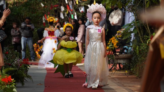 Thi thời trang hoa trước thềm Festival hoa Đà Lạt 2024- Ảnh 3.