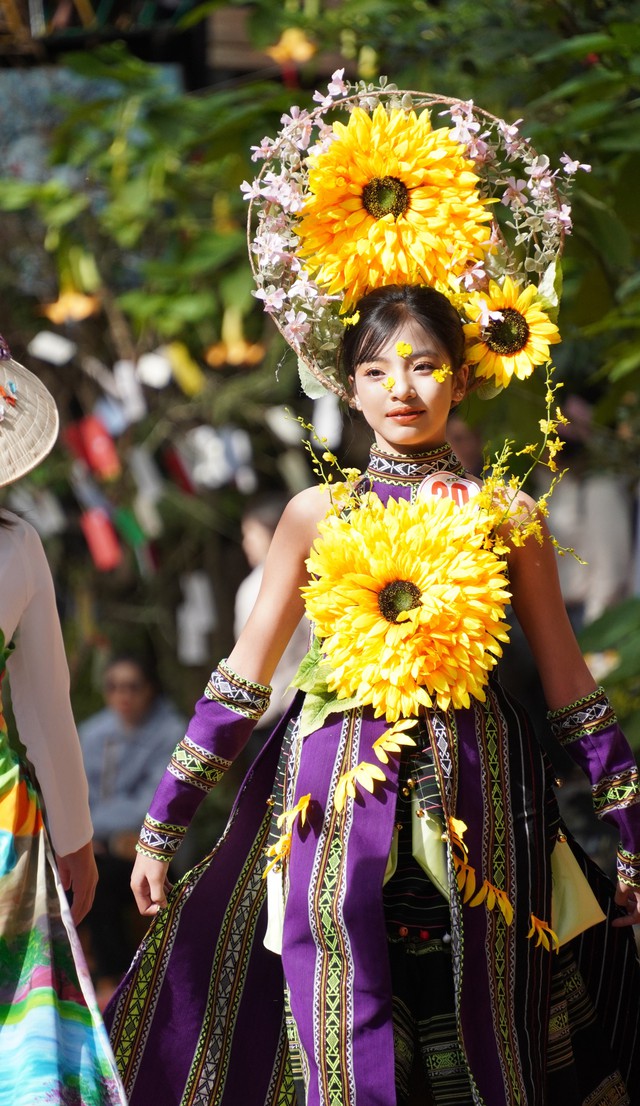 Thi thời trang hoa trước thềm Festival hoa Đà Lạt 2024- Ảnh 2.